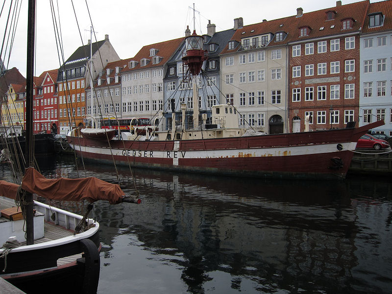 01_boats_and_buildings.jpg  