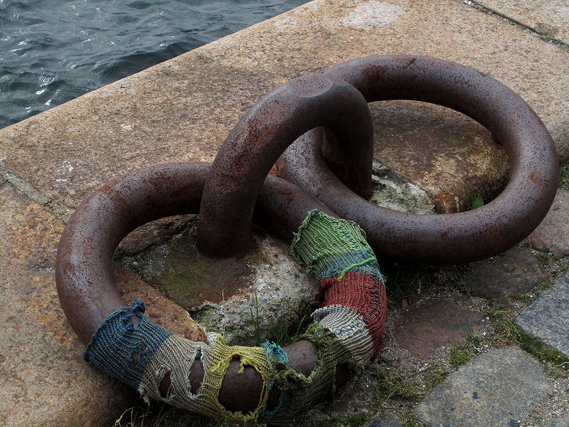 02_mooring_ring_with_a_wooly_jumper.jpg  