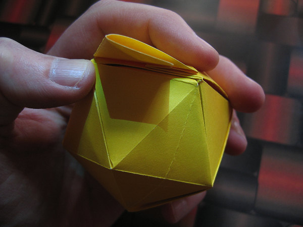 icosahedron_wrap_around_the_dark_paper_009.jpg  