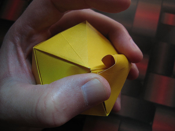 icosahedron_wrap_around_the_dark_paper_010.jpg  