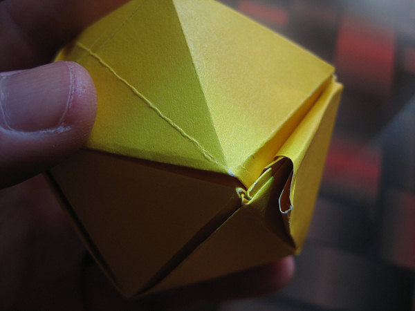 icosahedron_wrap_around_the_dark_paper_011.jpg  